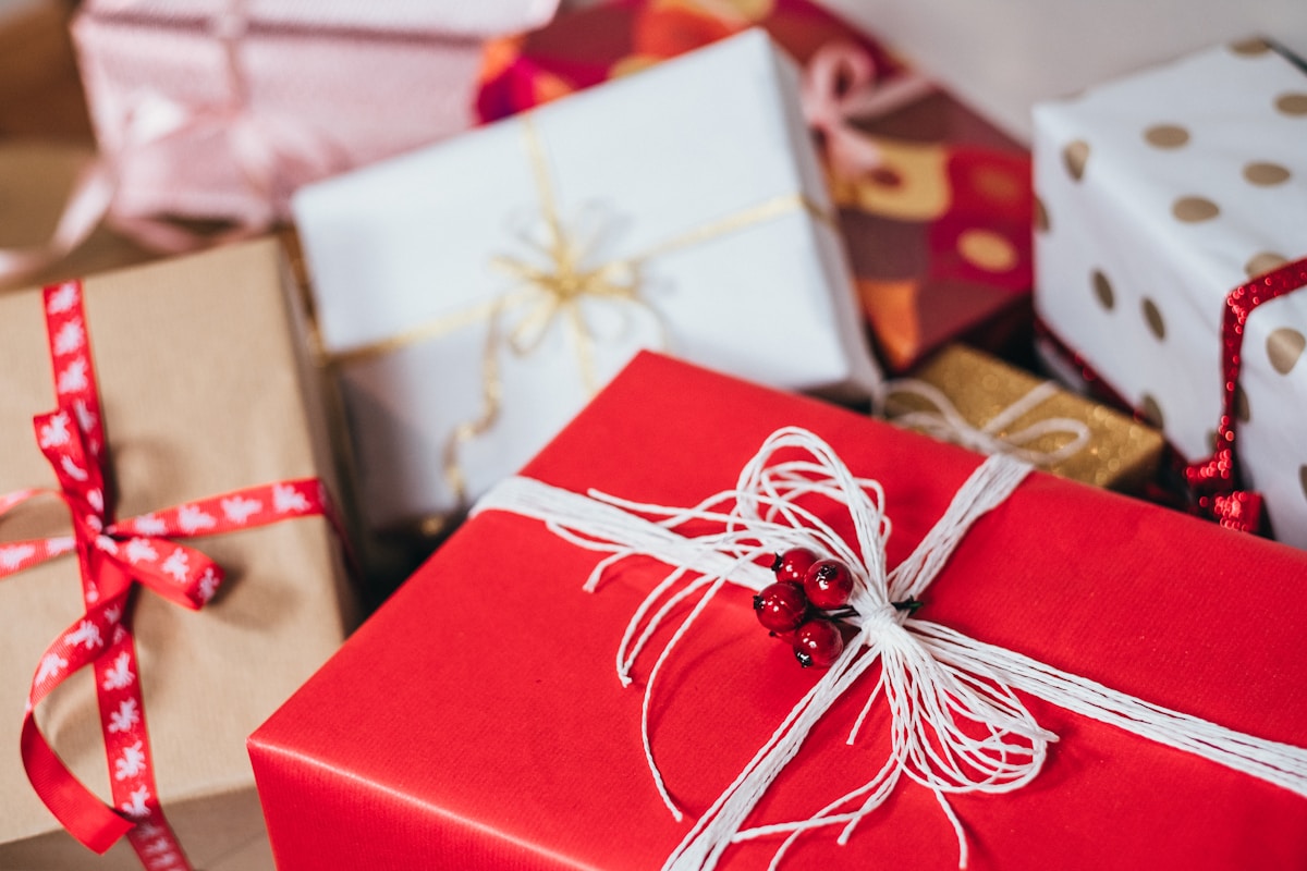 Mooi verpakt cadeau met natuurlijke materialen